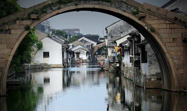 76岁汪明荃在澳门街头卖唱，气势十足像女皇出巡