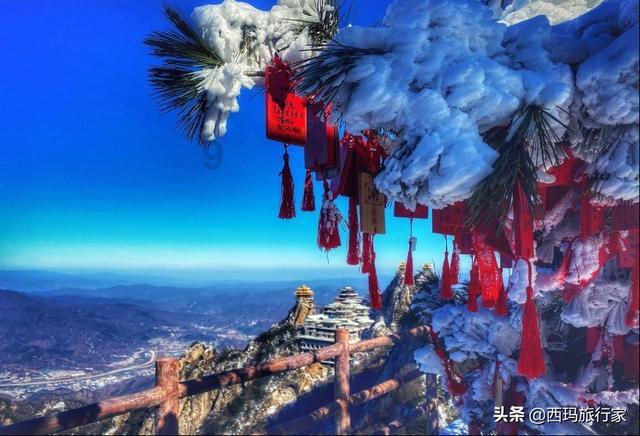 村超球场上的暖心画面,即使是下雨天也无法抵挡球迷对球赛的热情